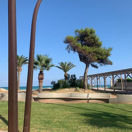 Beachfront Apartment With A Private Garden On The Ground Floor 몬코파르 외부 사진