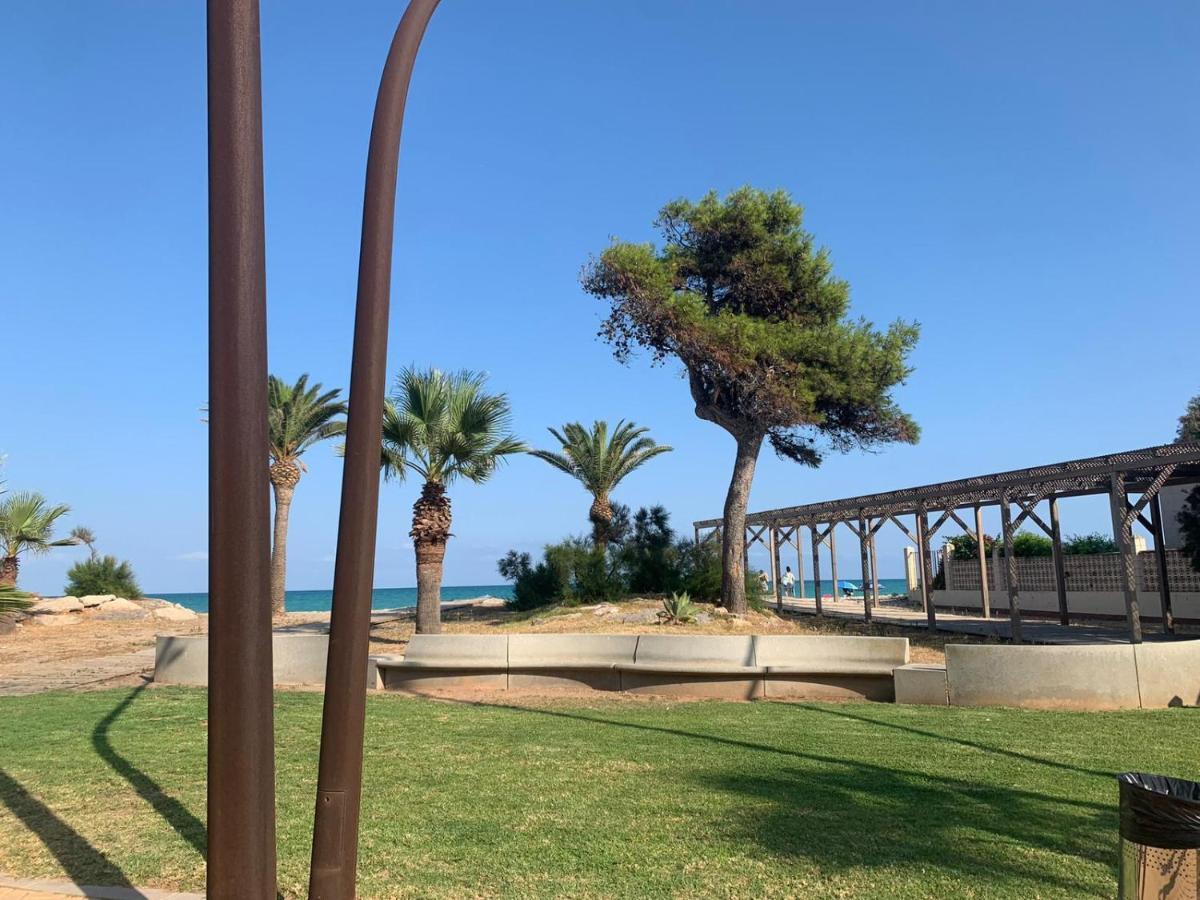 Beachfront Apartment With A Private Garden On The Ground Floor 몬코파르 외부 사진