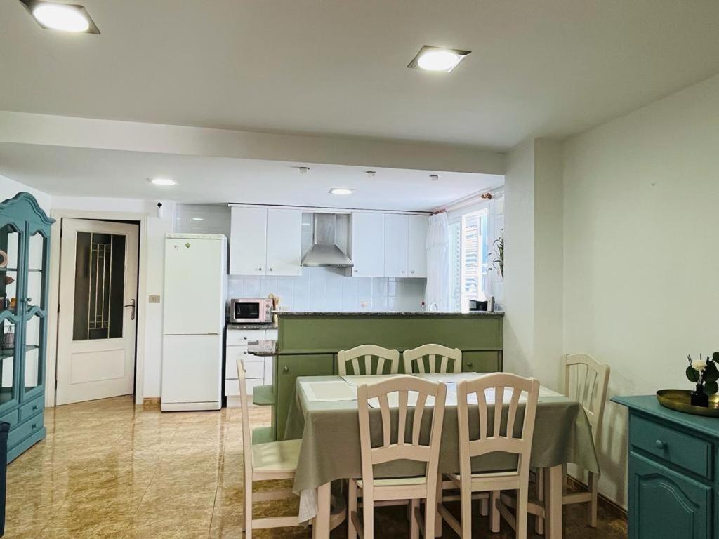 Beachfront Apartment With A Private Garden On The Ground Floor 몬코파르 외부 사진