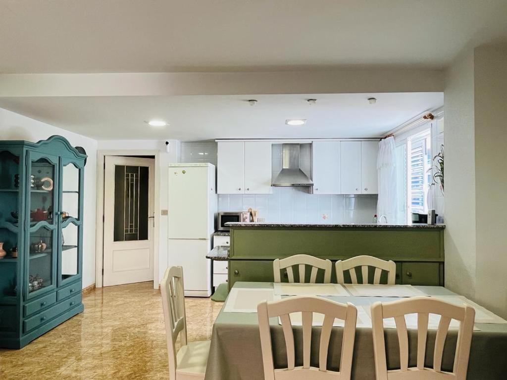 Beachfront Apartment With A Private Garden On The Ground Floor 몬코파르 외부 사진