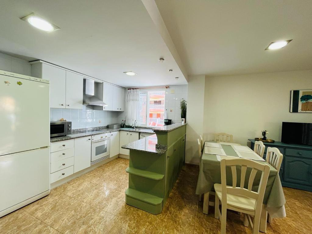 Beachfront Apartment With A Private Garden On The Ground Floor 몬코파르 외부 사진