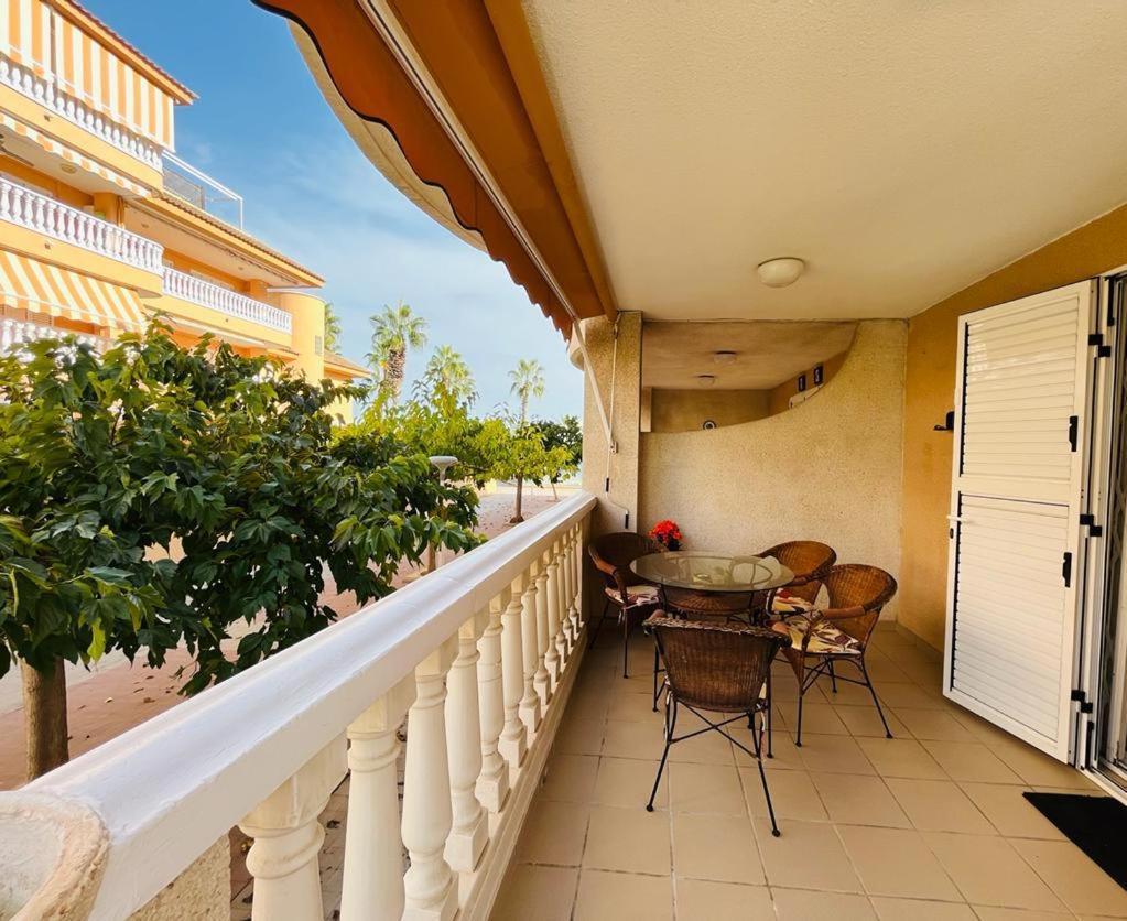Beachfront Apartment With A Private Garden On The Ground Floor 몬코파르 외부 사진
