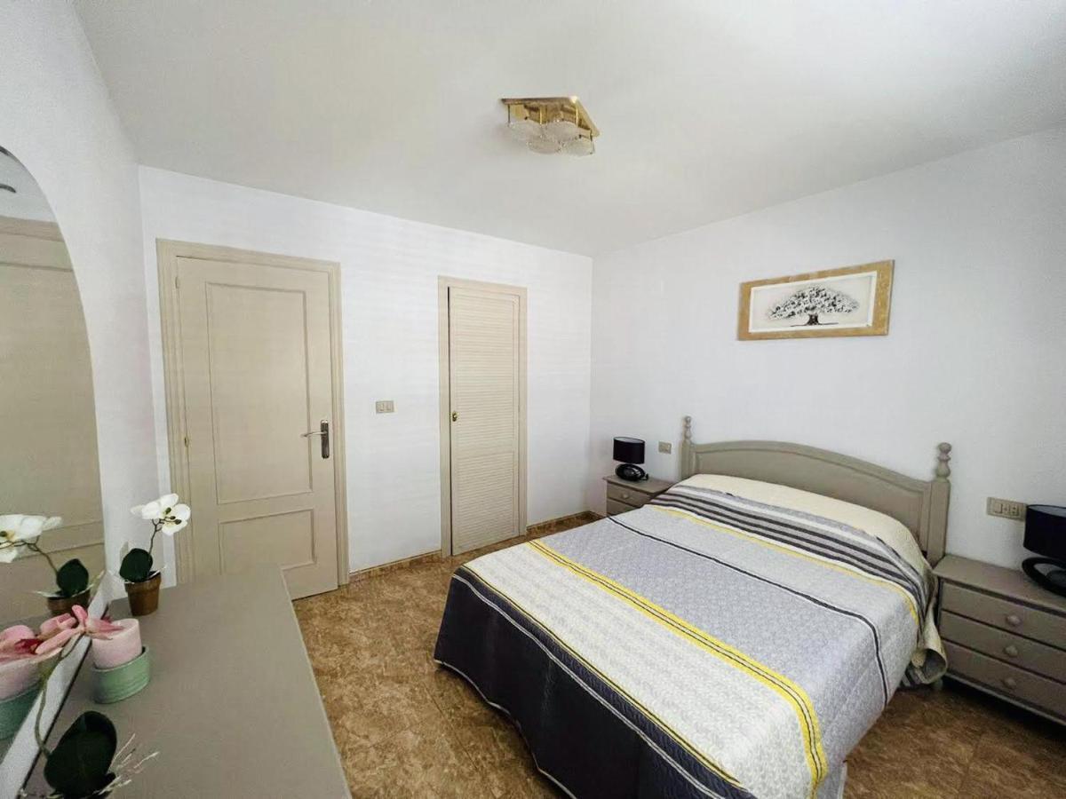 Beachfront Apartment With A Private Garden On The Ground Floor 몬코파르 외부 사진
